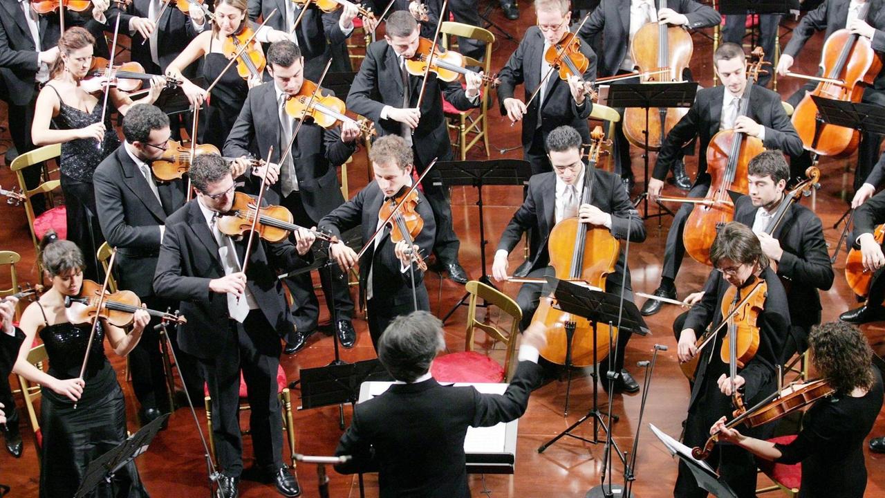 Riccardo Muti dirigiert beim XIII. Weihnachts-Konzert 2009 sein Luigi Cherubini Youth Orchestra im Plenarsaal des Senats der Republik in Rom. Riccardo Muti dirigiert beim XIII. Weihnachts-Konzert 2009 sein Luigi Cherubini Youth Orchestra im Plenarsaal des Senats der Republik in Rom.