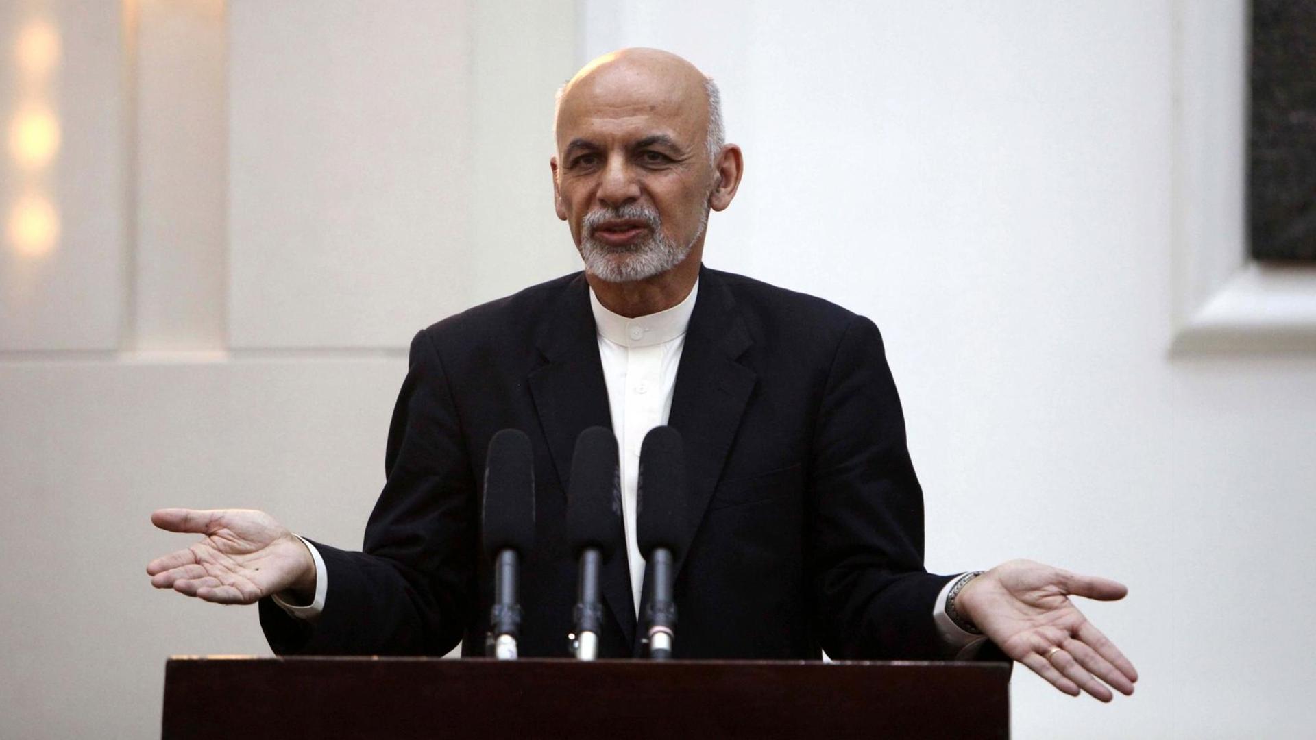 Der afghanische Präsident Ghani spricht Ende Mai 2015 während einer Pressekonferenz in Kabul in Mikrofone.