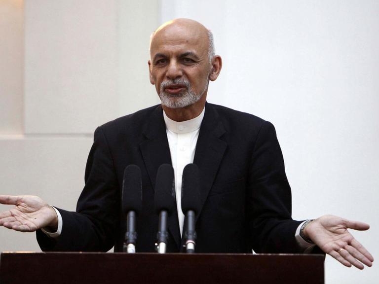 Der afghanische Präsident Ghani spricht Ende Mai 2015 während einer Pressekonferenz in Kabul in Mikrofone.