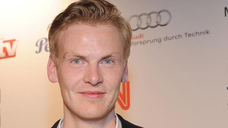 Der Journalist Claas Relotius wird am 27.03.2014 mit dem CNN Award 2014 in der Kategorie" Print" im Rahmen einer Gala im Künstlerhaus am Lenbachplatz in München (Bayern) ausgezeichnet. Eine Jury aus Vertretern der deutschsprachigen Medienlandschaft wählt die besten Beiträge aus den Kategorien TV, Radio, Print, Online und Foto und kürt den "Journalist of the Year 2014". Der Journalist Claas Relotius wird am 27.03.2014 mit dem CNN Award 2014 in der Kategorie" Print" im Rahmen einer Gala im Künstlerhaus am Lenbachplatz in München (Bayern) ausgezeichnet. Eine Jury aus Vertretern der deutschsprachigen Medienlandschaft wählt die besten Beiträge aus den Kategorien TV, Radio, Print, Online und Foto und kürt den "Journalist of the Year 2014".