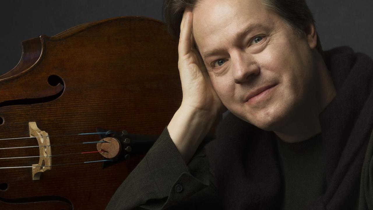 Der Cellist hat den Kopf aufgestützt, sein Cello ist neben ihm liegend auf dem Tisch platziert. Der Cellist hat den Kopf aufgestützt, sein Cello ist neben ihm liegend auf dem Tisch platziert.