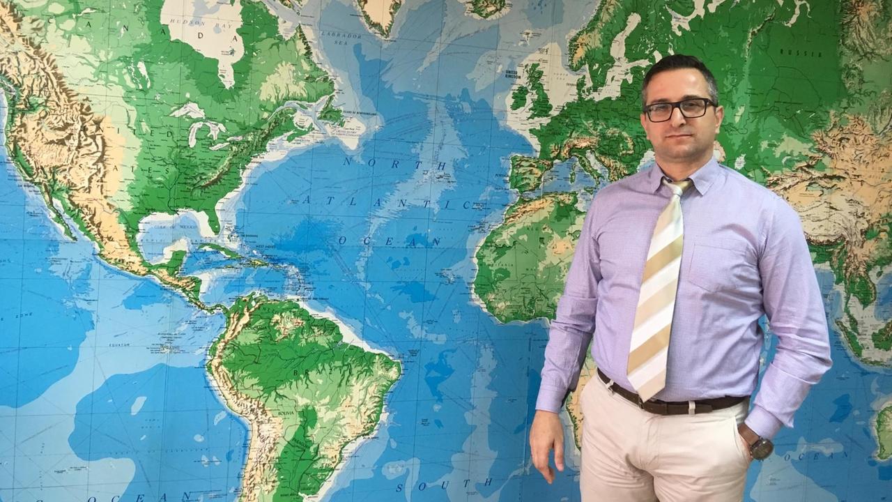 Spyros Tsardakas, Leiter der Anti-Drogen-Abteilung der griechischen Polizei, vor einer Weltkarte Spyros Tsardakas, Leiter der Anti-Drogen-Abteilung der griechischen Polizei, vor einer Weltkarte