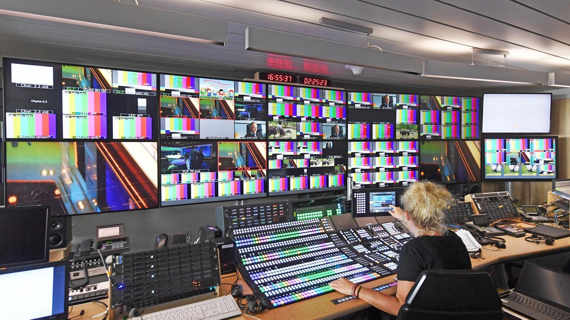 Beim Südwestrundfunk wird die Regie des Nationalen Sendezentrums (NBC) von ARD und ZDF für die FIFA Fußball-WM 2018 präsentiert. Beim Südwestrundfunk wird die Regie des Nationalen Sendezentrums (NBC) von ARD und ZDF für die FIFA Fußball-WM 2018 präsentiert.