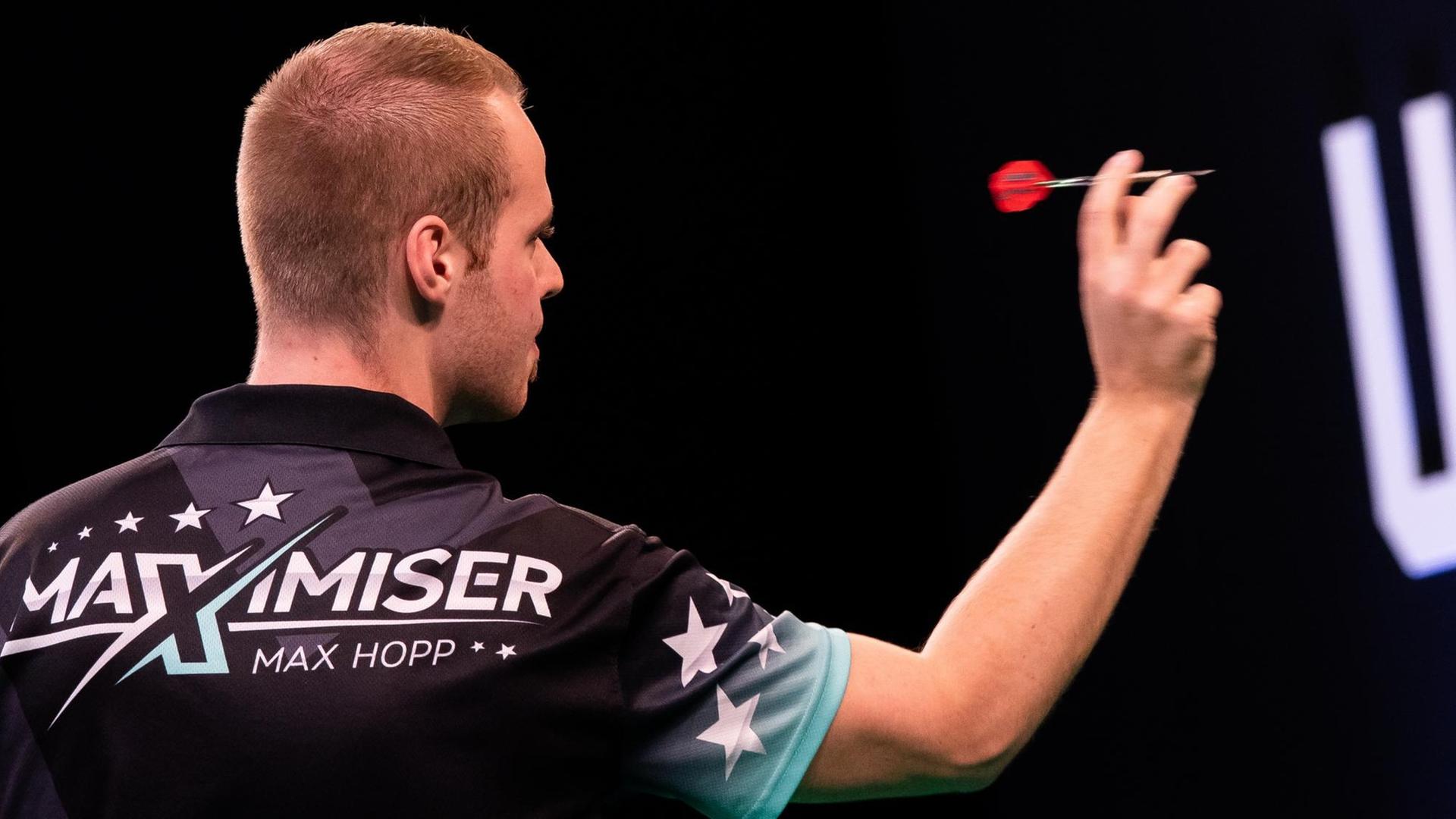 Der deutsche Dartprofi Max Hopp wirft während der European Darts Championship (EDC) in der Westfalenhalle auf die Dartscheibe. Der deutsche Dartprofi Max Hopp wirft während der European Darts Championship (EDC) in der Westfalenhalle auf die Dartscheibe.