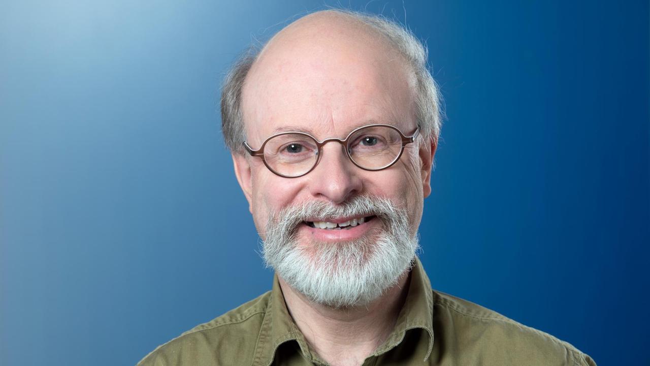 Der Vogelkundler und Biologe Dr. Uwe Westphal, aufgenommen am Rande der MDR Talkshow "Riverboat" am 12.05.2017 in Leipzig (Sachsen). Der Vogelkundler und Biologe Dr. Uwe Westphal, aufgenommen am Rande der MDR Talkshow "Riverboat" am 12.05.2017 in Leipzig (Sachsen).