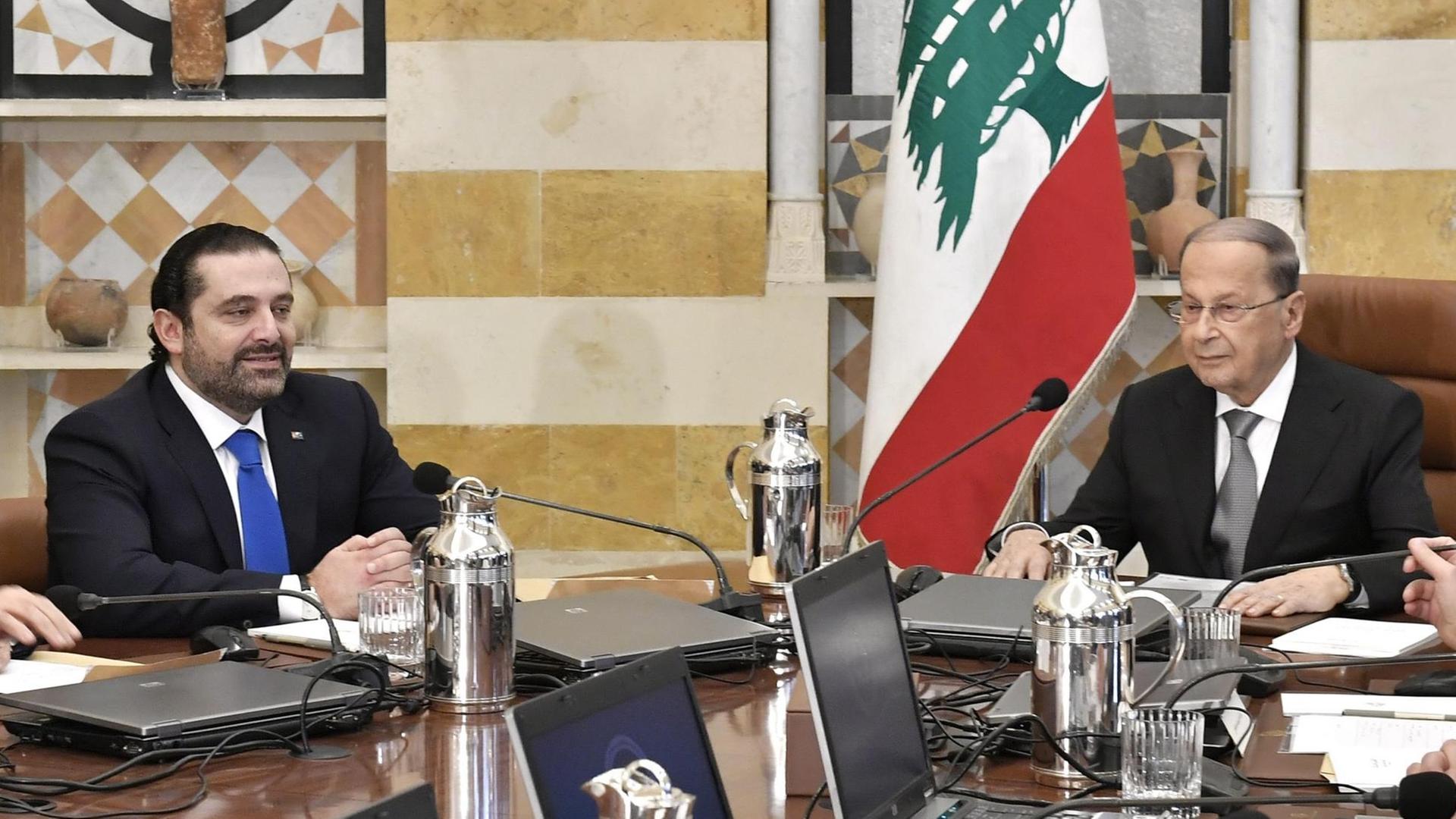 Präsident Michel Aoun (rechts) bei einem Treffen mit Ex-Premier Saad al-Hariri. Präsident Michel Aoun (rechts) bei einem Treffen mit Ex-Premier Saad al-Hariri.