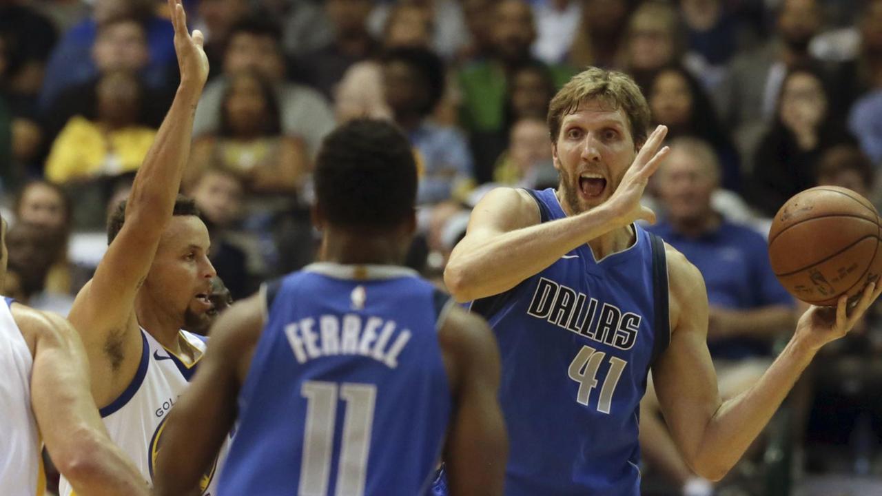 Dirk Nowitzki in einem Spiel Dirk Nowitzki in einem Spiel