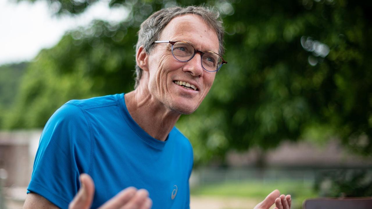 27.05.2019, Baden-Württemberg, Stuttgart: Dieter Baumann, ehemaliger deutscher Leichtathlet und Olympiasieger, spricht bei einem Interview mit der dpa. (zu dpa: «Bis keiner mehr lacht - Wie Dieter Baumann zum Kabarettisten wurde») Foto: Fabian Sommer/dpa | Verwendung weltweit 27.05.2019, Baden-Württemberg, Stuttgart: Dieter Baumann, ehemaliger deutscher Leichtathlet und Olympiasieger, spricht bei einem Interview mit der dpa. (zu dpa: «Bis keiner mehr lacht - Wie Dieter Baumann zum Kabarettisten wurde») Foto: Fabian Sommer/dpa | Verwendung weltweit