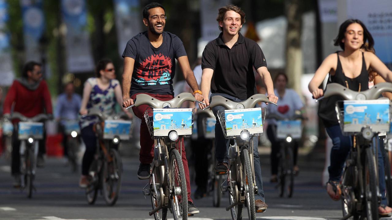 Pariser Radler auf Velib-Fahrrädern Pariser Radler auf Velib-Fahrrädern