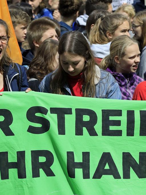 Demonstrierende junge Menschen stehen in Hannover hinter einem Transparent mit der Aufschrift: "Wir streiken bis ihr handelt".