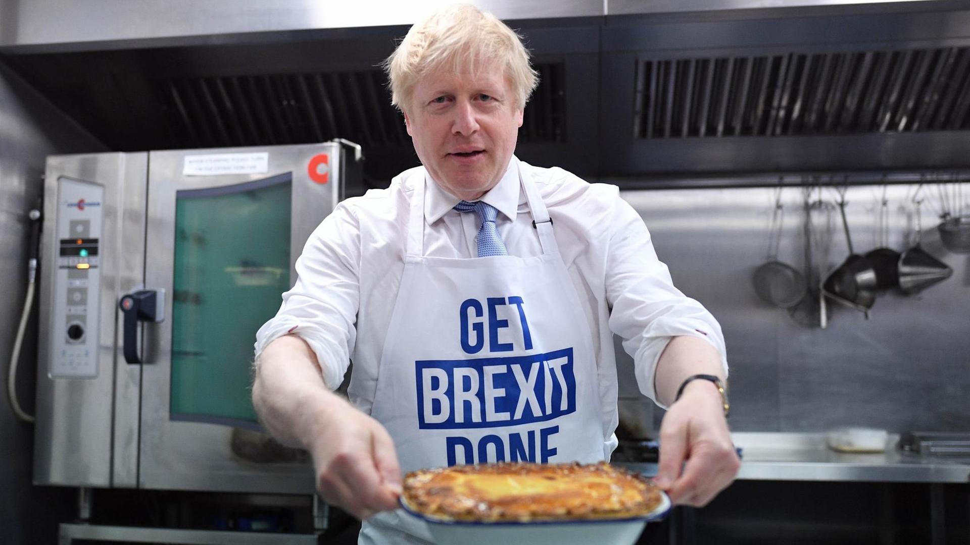 Großbritanniens Premierminister Boris Johnson besucht während seines Wahlkampfs eine Bäckerei in Leeds