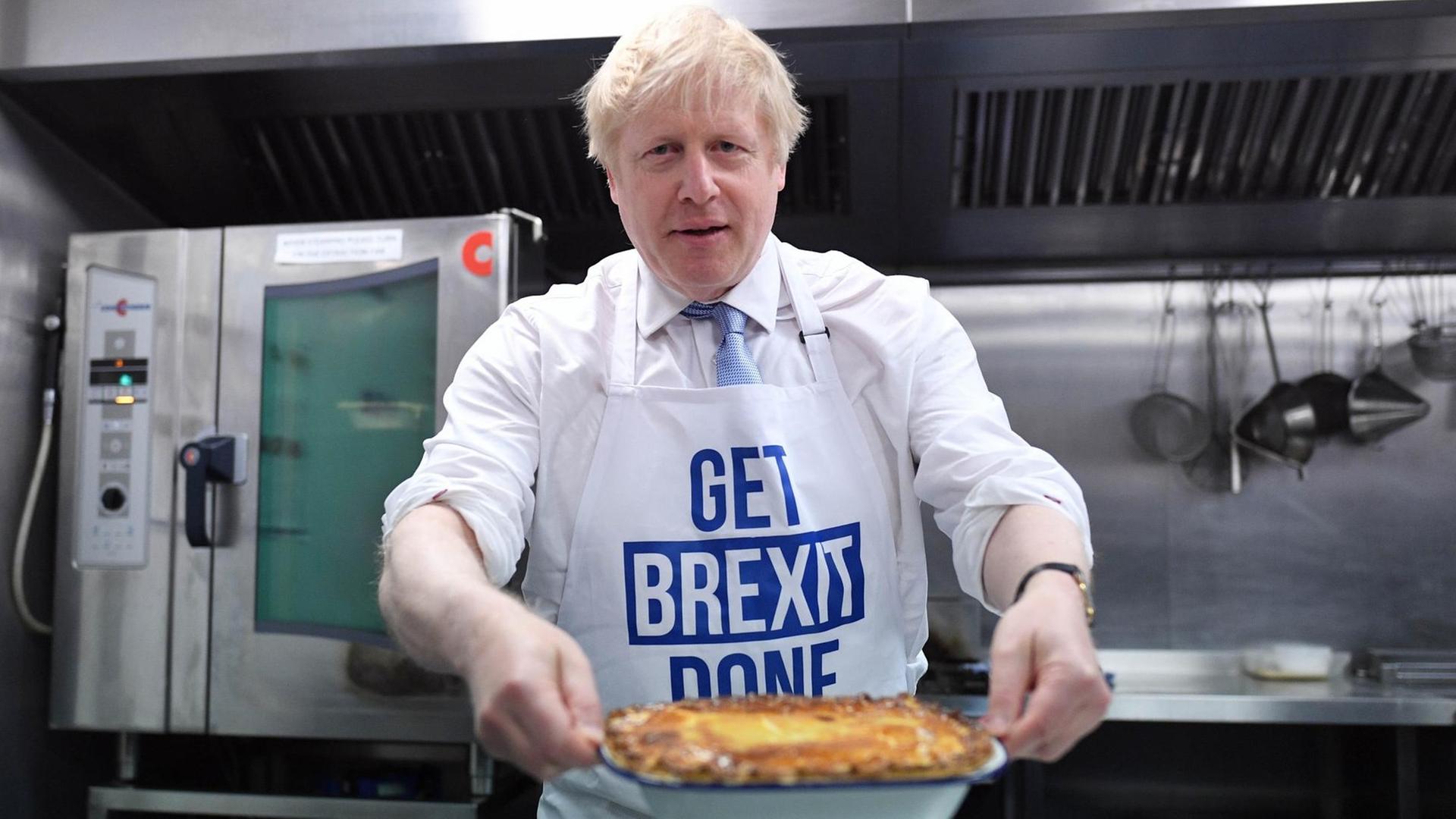 Großbritanniens Premierminister Boris Johnson besucht während seines Wahlkampfs eine Bäckerei in Leeds Großbritanniens Premierminister Boris Johnson besucht während seines Wahlkampfs eine Bäckerei in Leeds
