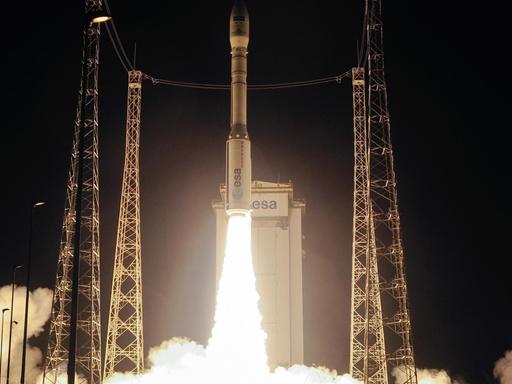 Die Vega-Rakete, die den Satelliten Sentinel-2B ins All befördern soll, startet am 06.03.2017 auf dem europäischen Weltraumbahnhof Kourou (Französisch-Guayana).