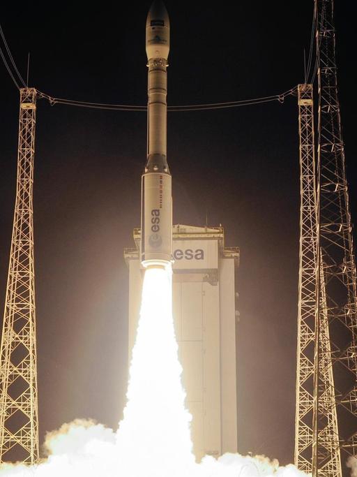 Die Vega-Rakete, die den Satelliten Sentinel-2B ins All befördern soll, startet am 06.03.2017 auf dem europäischen Weltraumbahnhof Kourou (Französisch-Guayana).