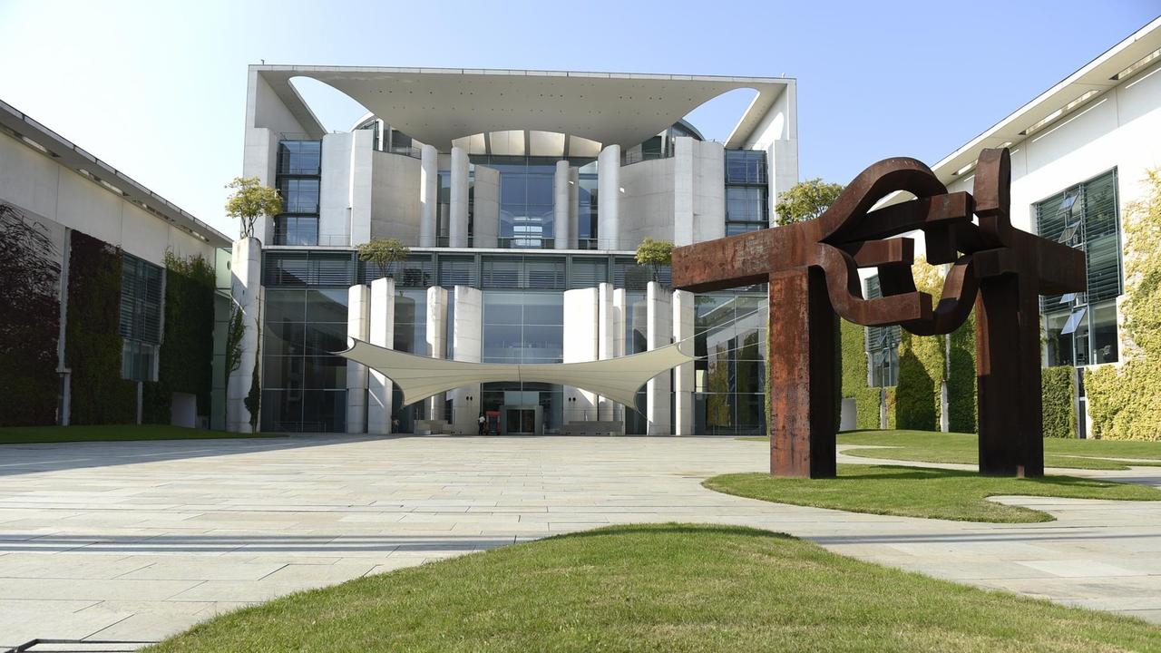 Das Bundeskanzleramt mit der Eisenskulptur des baskischen Bildhauers Eduardo Chillida in Berlin, aufgenommen am 11.09.2016. Das Bundeskanzleramt mit der Eisenskulptur des baskischen Bildhauers Eduardo Chillida in Berlin, aufgenommen am 11.09.2016.