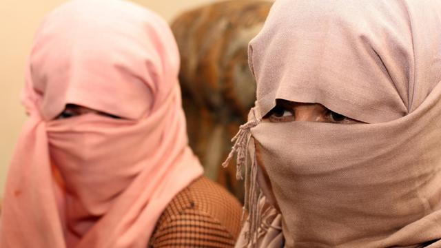 Zwei verschleierte jesidische Frauen bei einem Gespräch in Erbil.