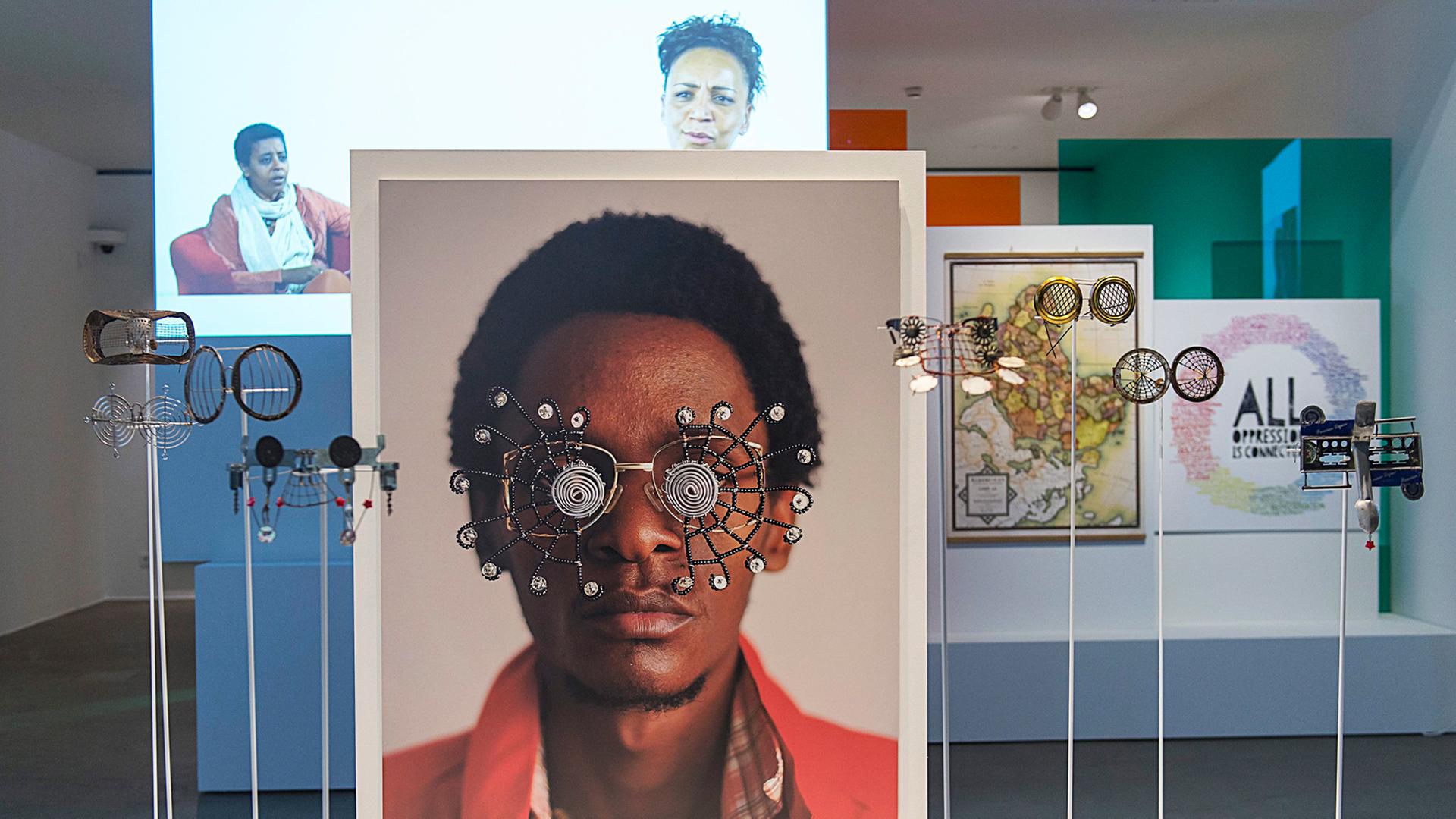 Ein Blick in die Ausstellung "Making Africa - A Continent of Conteporary Design" im Vitra Design Museum in Weil am Rhein, im Vordergrund das Bild "C-Stunners" des kenianischen Künstlers Cyrus Kabiru. Ein Blick in die Ausstellung "Making Africa - A Continent of Conteporary Design" im Vitra Design Museum in Weil am Rhein, im Vordergrund das Bild "C-Stunners" des kenianischen Künstlers Cyrus Kabiru.