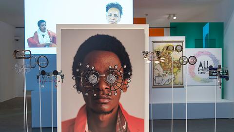 Ein Blick in die Ausstellung "Making Africa - A Continent of Conteporary Design" im Vitra Design Museum in Weil am Rhein, im Vordergrund das Bild "C-Stunners" des kenianischen Künstlers Cyrus Kabiru.