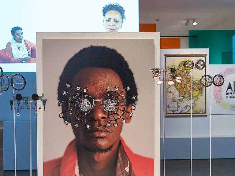 Ein Blick in die Ausstellung "Making Africa - A Continent of Conteporary Design" im Vitra Design Museum in Weil am Rhein, im Vordergrund das Bild "C-Stunners" des kenianischen Künstlers Cyrus Kabiru.
