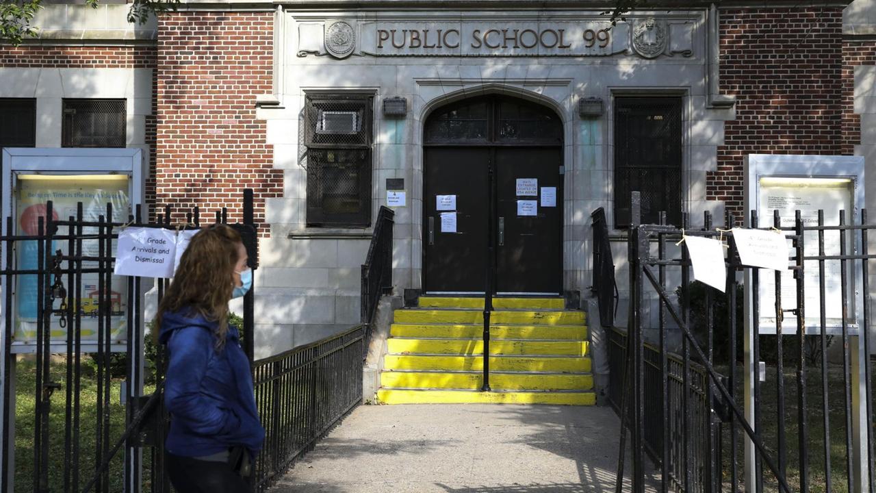 In New York müssen die Schulen wegen neuer Ausbrüche mit dem Corona-Virus wieder schließen. In New York müssen die Schulen wegen neuer Ausbrüche mit dem Corona-Virus wieder schließen.