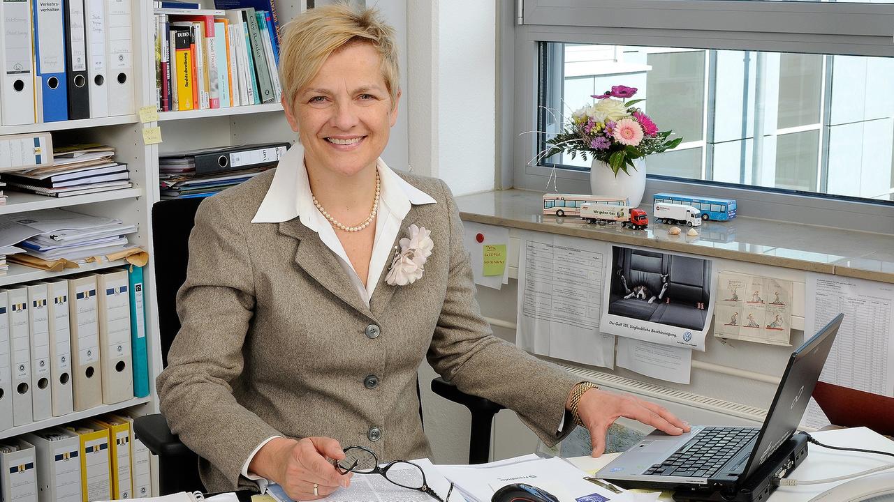 Frau Prof. Barbara Lenz an ihrem Schreibtisch. Frau Prof. Barbara Lenz an ihrem Schreibtisch.