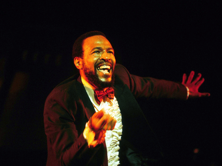 Der amerikanische Soulsänger Marvin Gaye, aufgenommen bei einem Auftritt in den 70er Jahren.