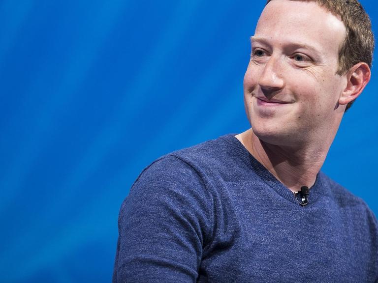 Mark Zuckerberg grinsend auf einer Bühne.