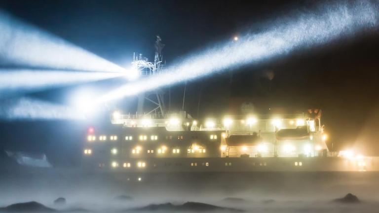 Das Forschungsschiff Polarstern während einer Eisstation mit starken Winden und einer starken Schneedrift. Das Forschungsschiff Polarstern während einer Eisstation mit starken Winden und einer starken Schneedrift.