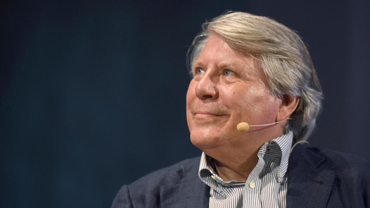 Der Philosoph Gunter Gebauer, 2015 in Köln auf der dritten phil.COLOGNE. Der Philosoph Gunter Gebauer, 2015 in Köln auf der dritten phil.COLOGNE.