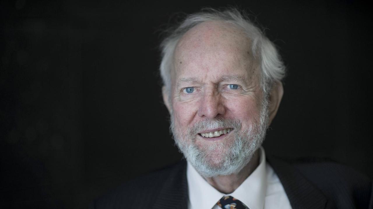Ernst Ulrich von Weizsäcker steht vor einem dunklen Hintergrund und lächelt in die Kamera. Ernst Ulrich von Weizsäcker steht vor einem dunklen Hintergrund und lächelt in die Kamera.
