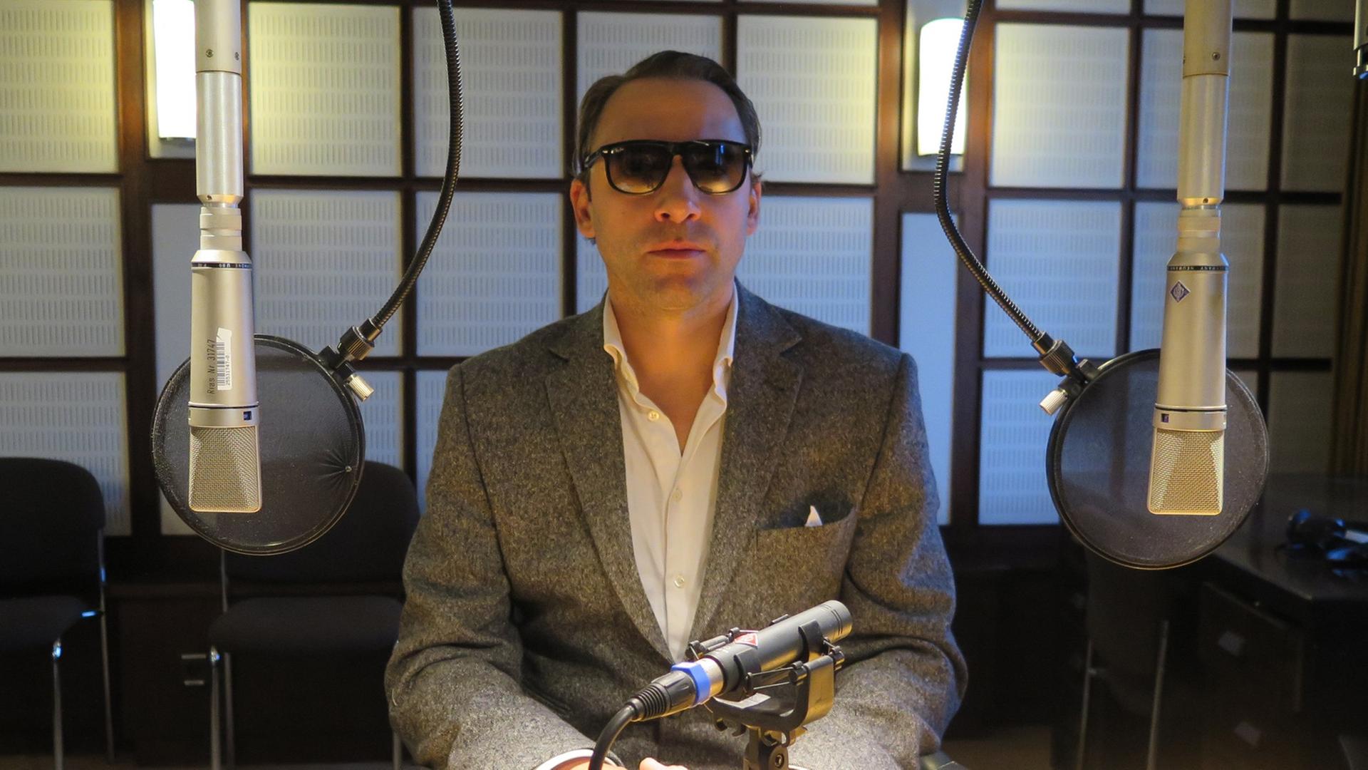 Der Künstler und Entertainer Rocko Schamoni vor einem Interview mit der Sendung "Lesart" am 20. November 2014 in Studio 5. Der Künstler und Entertainer Rocko Schamoni vor einem Interview mit der Sendung "Lesart" am 20. November 2014 in Studio 5.