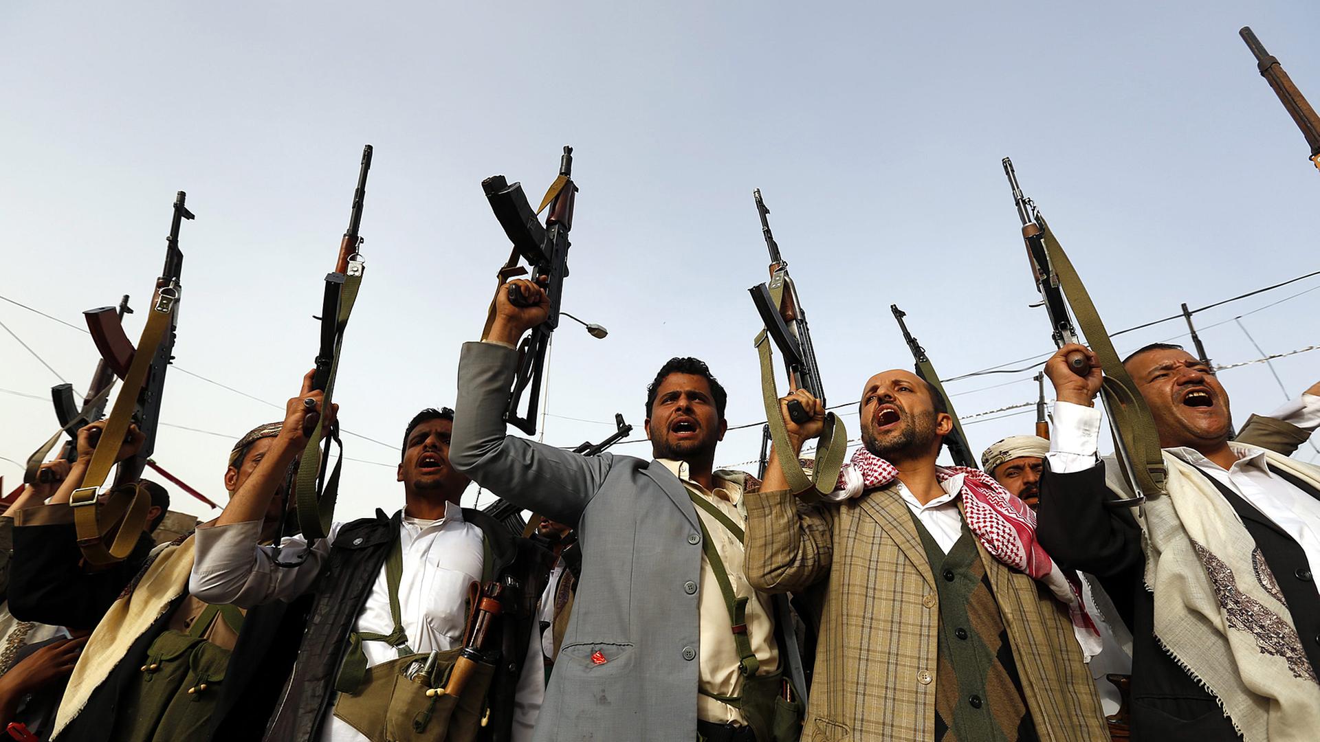 Verhärtete Fronten: Bewaffnete Huthi-Unterstützer skandieren Slogans gegen Saudi-Arabien.