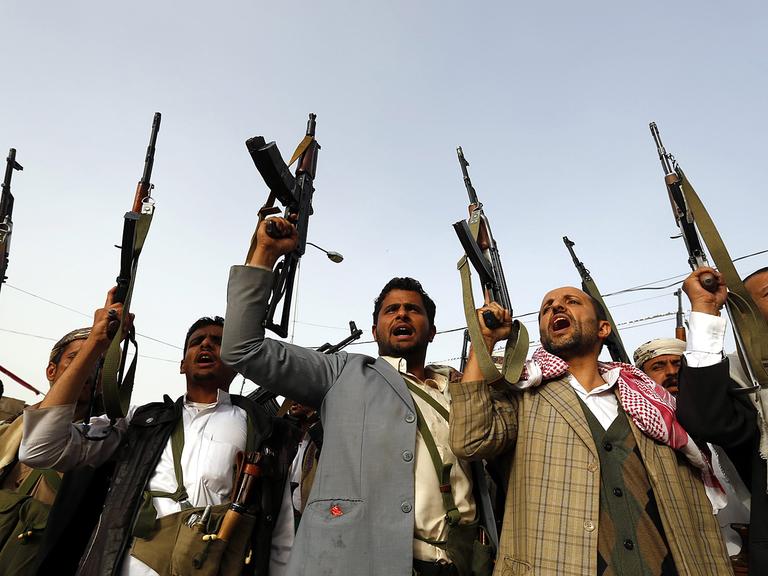 Verhärtete Fronten: Bewaffnete Huthi-Unterstützer skandieren Slogans gegen Saudi-Arabien.