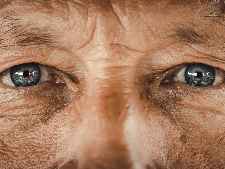 Close up der blauen Augen eines alten Menschen.