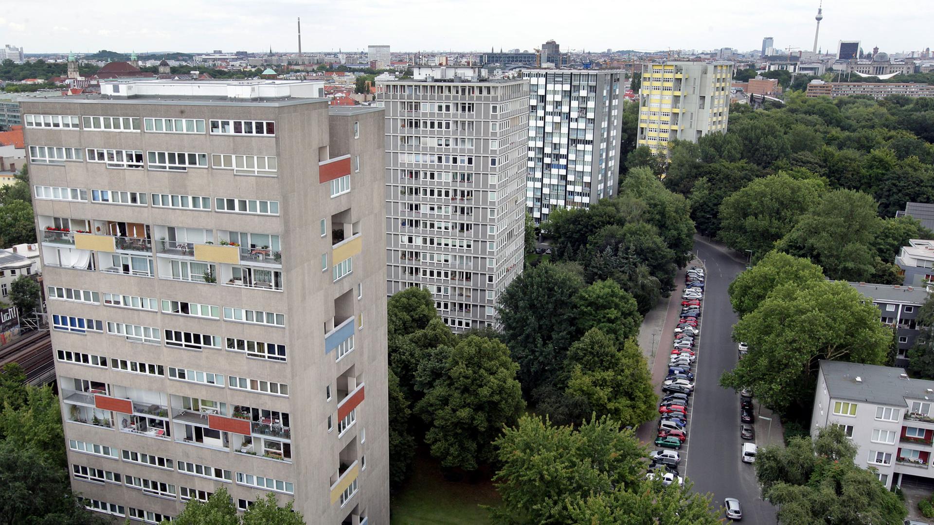 Hochhäuser des Hansaviertels in Berlin, aufgenommen am 31.07.2012. Das Südliche Hansaviertel wurde 1953 geplant und, im Rahmen der Internationalen Bauausstellung Interbau von 1957, in den Jahren von 1955 bis 1960 realisiert. Es gilt als Demonstrationsobjekt moderner Stadtplanung und Architektur jener Zeit. Hochhäuser des Hansaviertels in Berlin, aufgenommen am 31.07.2012. Das Südliche Hansaviertel wurde 1953 geplant und, im Rahmen der Internationalen Bauausstellung Interbau von 1957, in den Jahren von 1955 bis 1960 realisiert. Es gilt als Demonstrationsobjekt moderner Stadtplanung und Architektur jener Zeit.