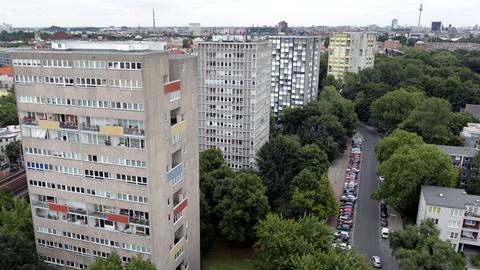 Hochhäuser des Hansaviertels in Berlin, aufgenommen am 31.07.2012. Das Südliche Hansaviertel wurde 1953 geplant und, im Rahmen der Internationalen Bauausstellung Interbau von 1957, in den Jahren von 1955 bis 1960 realisiert. Es gilt als Demonstrationsobjekt moderner Stadtplanung und Architektur jener Zeit.