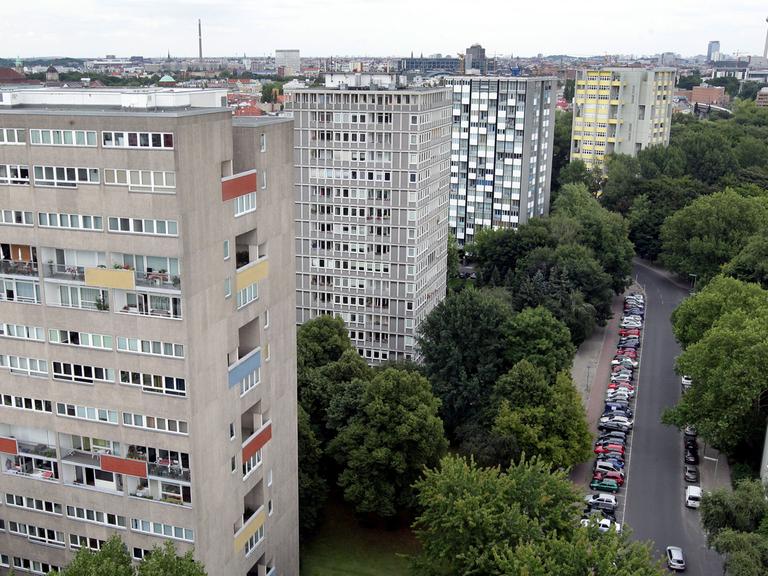 Hochhäuser des Hansaviertels in Berlin, aufgenommen am 31.07.2012. Das Südliche Hansaviertel wurde 1953 geplant und, im Rahmen der Internationalen Bauausstellung Interbau von 1957, in den Jahren von 1955 bis 1960 realisiert. Es gilt als Demonstrationsobjekt moderner Stadtplanung und Architektur jener Zeit.