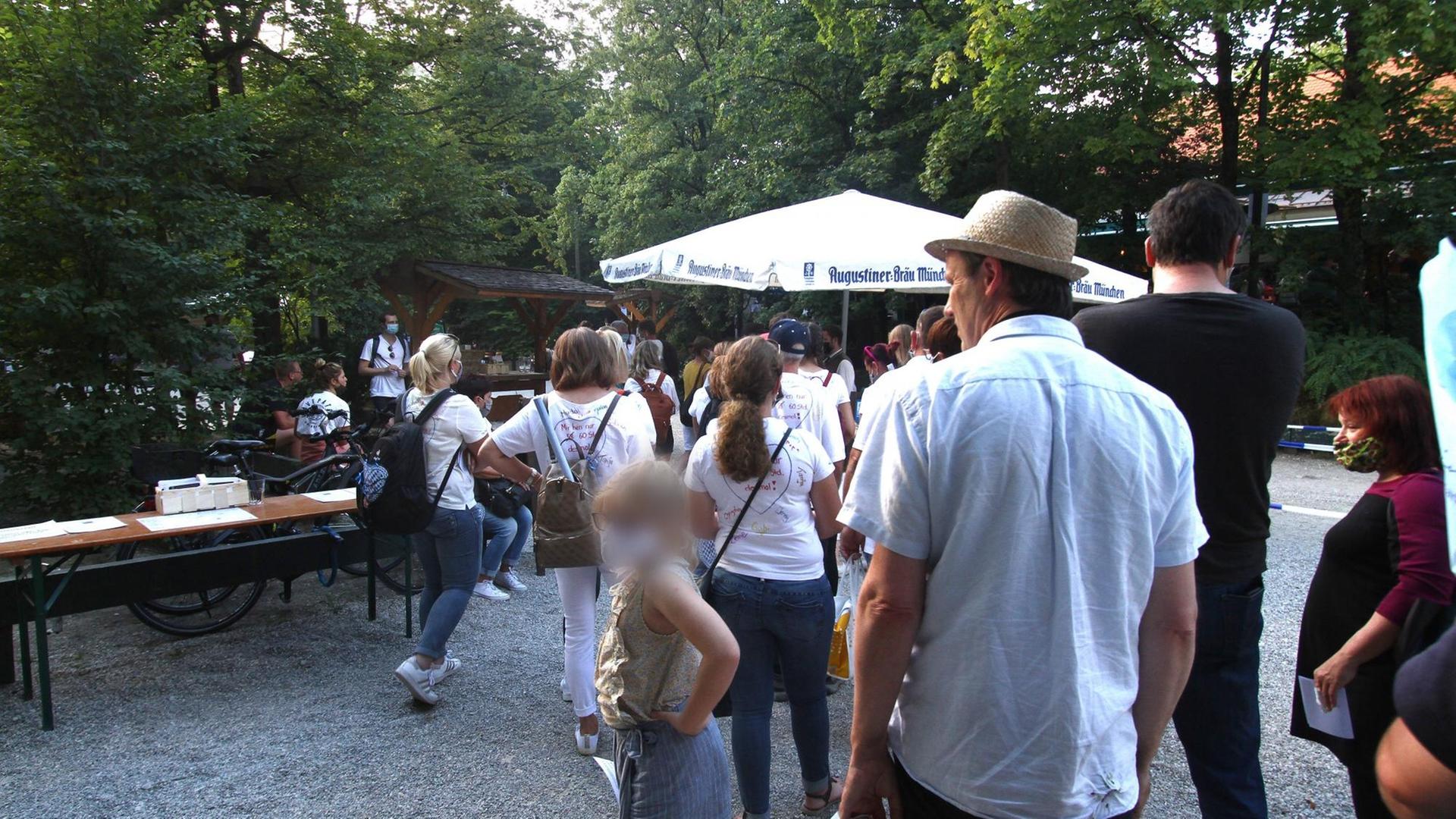 Warteschlange auf Einlass wartender Besucher des Biergartens Augustinerkeller in der Innenstadt von München. Warteschlange auf Einlass wartender Besucher des Biergartens Augustinerkeller in der Innenstadt von München.