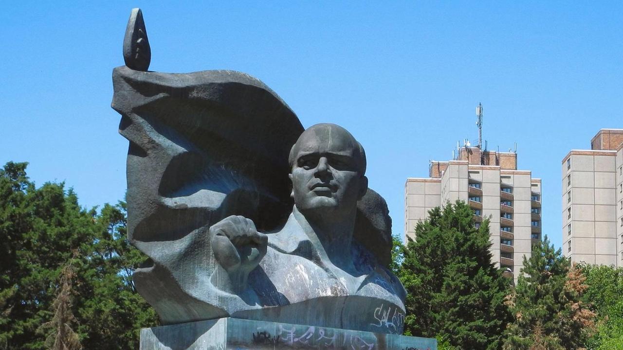 Das Ernst-Thälmann-Denkmal an der Greifswalder Straße im Berliner Ortsteil Prenzlauer Berg Das Ernst-Thälmann-Denkmal an der Greifswalder Straße im Berliner Ortsteil Prenzlauer Berg