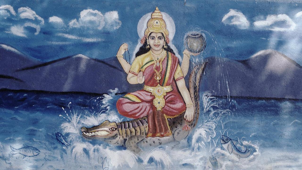 Ganga (Göttin des Flusses Ganges). Malerei an einer Hauswand in Karnataka, Süd-Indien. Ganga (Göttin des Flusses Ganges). Malerei an einer Hauswand in Karnataka, Süd-Indien.