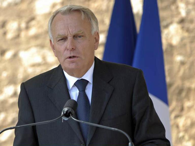 Der ehemalige französische Premierminister Jean-Marc Ayrault hält bei der Einweihung einer Gedenkstätte im Jahr 2012 eine Ansprache.