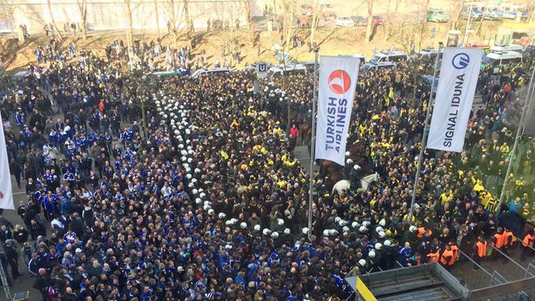 Polizeieinsatz beim letzten Derby in Dortmund (Februar 2015). Deutlich zu erkennen, wie beide Fanlager von der Polizei getrennt werden. Polizeieinsatz beim letzten Derby in Dortmund (Februar 2015). Deutlich zu erkennen, wie beide Fanlager von der Polizei getrennt werden.
