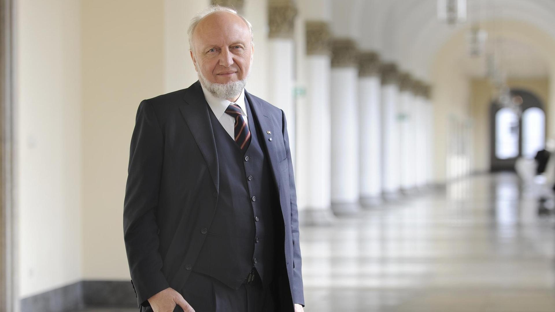 Prof. Dr. Dr. h.c. mult. Hans-Werner Sinn, ehemaliger Präsident des ifo Instituts, im eleganten Anzug in der Ludwig Maximilian Universität in München. Prof. Dr. Dr. h.c. mult. Hans-Werner Sinn, ehemaliger Präsident des ifo Instituts, im eleganten Anzug in der Ludwig Maximilian Universität in München.