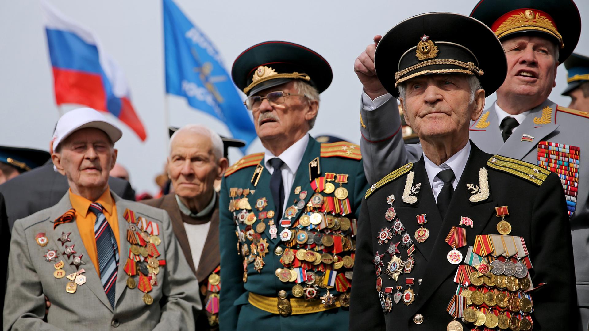 Vielfach ausgezeichnete russische Veteranen stehen am 25.04.2015 während des Festaktes "70 Jahre Elbe-Day" in Torgau (Sachsen). Mit dem sogenannten Elbe Day feiert Torgau den 70. Jahrestag des Zusammentreffens amerikanischer und sowjetischer Armee-Einheiten am Ende des Zweiten Weltkrieges. Vielfach ausgezeichnete russische Veteranen stehen am 25.04.2015 während des Festaktes "70 Jahre Elbe-Day" in Torgau (Sachsen). Mit dem sogenannten Elbe Day feiert Torgau den 70. Jahrestag des Zusammentreffens amerikanischer und sowjetischer Armee-Einheiten am Ende des Zweiten Weltkrieges.