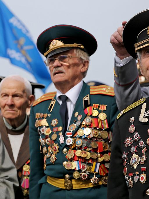 Vielfach ausgezeichnete russische Veteranen stehen am 25.04.2015 während des Festaktes "70 Jahre Elbe-Day" in Torgau (Sachsen). Mit dem sogenannten Elbe Day feiert Torgau den 70. Jahrestag des Zusammentreffens amerikanischer und sowjetischer Armee-Einheiten am Ende des Zweiten Weltkrieges.