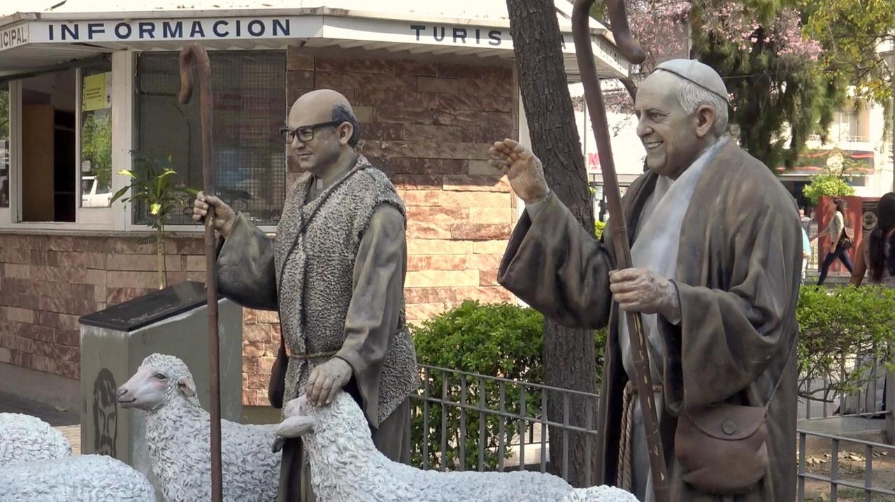 Ein Denkmal in La Rioja erinnert an Bischof Enrique Angelelli, der 1976 von argentinischen Militärs ermordet wurde. Er hatte die Kollaboration seiner Kirche mit dem Regime kritisiert. Neben ihm Papst Franziskus. Er hat versprochen, die Akten aus der Zeit zu veröffentlichen.