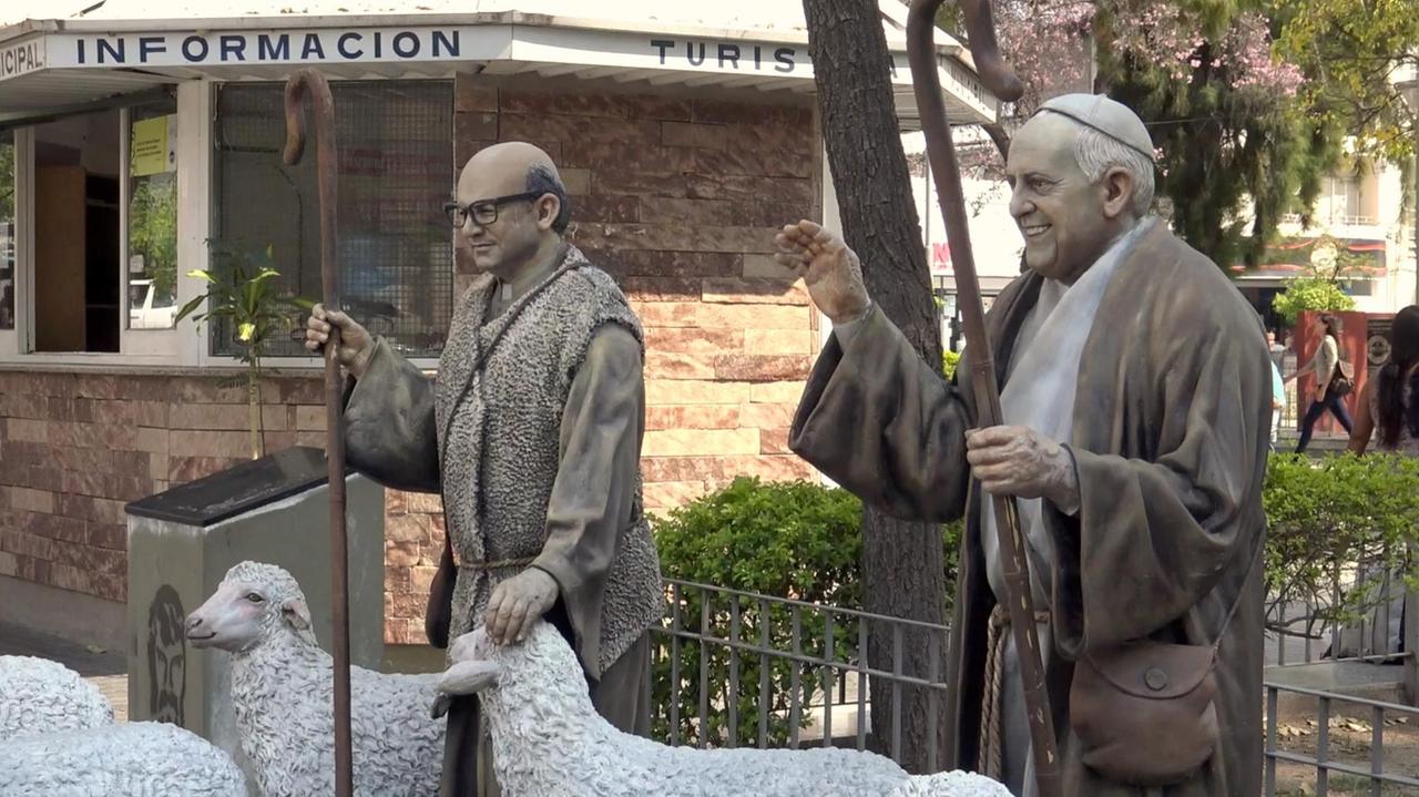 Ein Denkmal in La Rioja erinnert an Bischof Enrique Angelelli, der 1976 von argentinischen Militärs ermordet wurde. Er hatte die Kollaboration seiner Kirche mit dem Regime kritisiert. Neben ihm Papst Franziskus. Er hat versprochen, die Akten aus der Zeit zu veröffentlichen. Ein Denkmal in La Rioja erinnert an Bischof Enrique Angelelli, der 1976 von argentinischen Militärs ermordet wurde. Er hatte die Kollaboration seiner Kirche mit dem Regime kritisiert. Neben ihm Papst Franziskus. Er hat versprochen, die Akten aus der Zeit zu veröffentlichen.