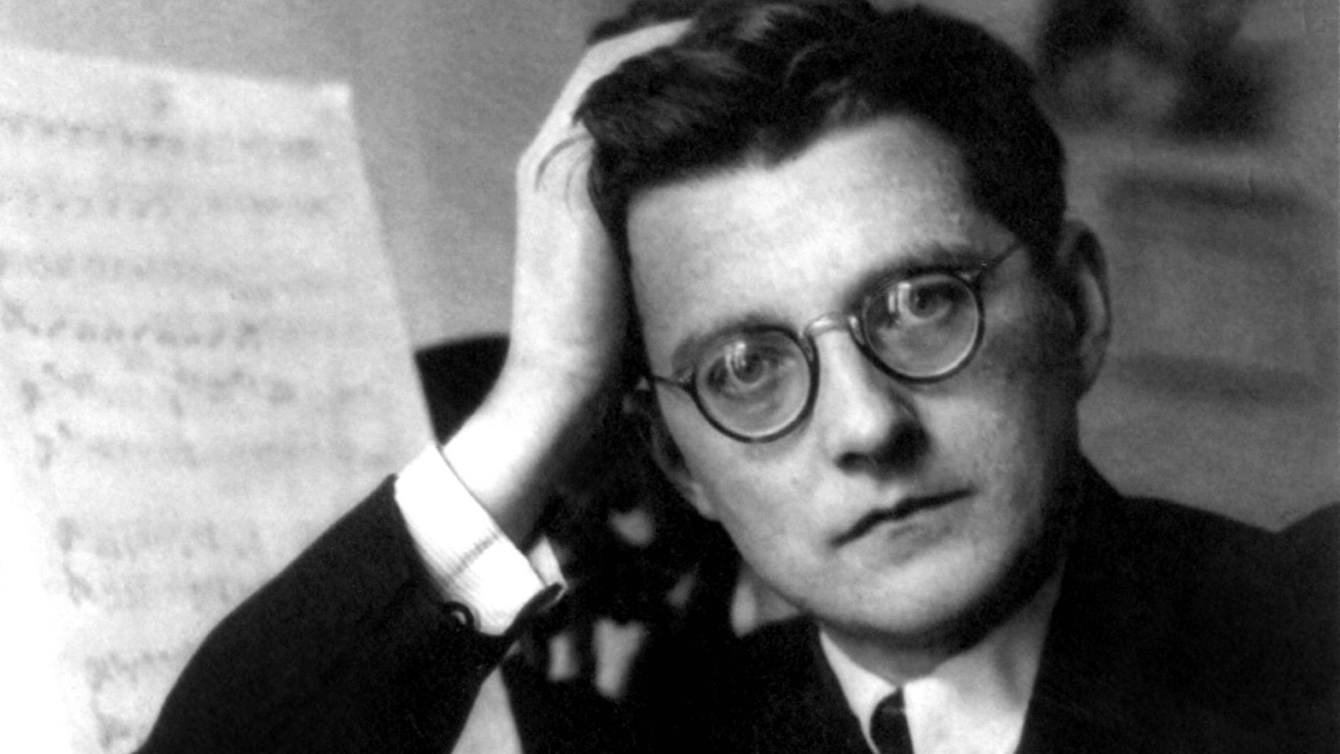 Schwarzweißfoto vom jungen Schostakowitsch, der den Kopf auf seine Hand stützt Schwarzweißfoto vom jungen Schostakowitsch, der den Kopf auf seine Hand stützt