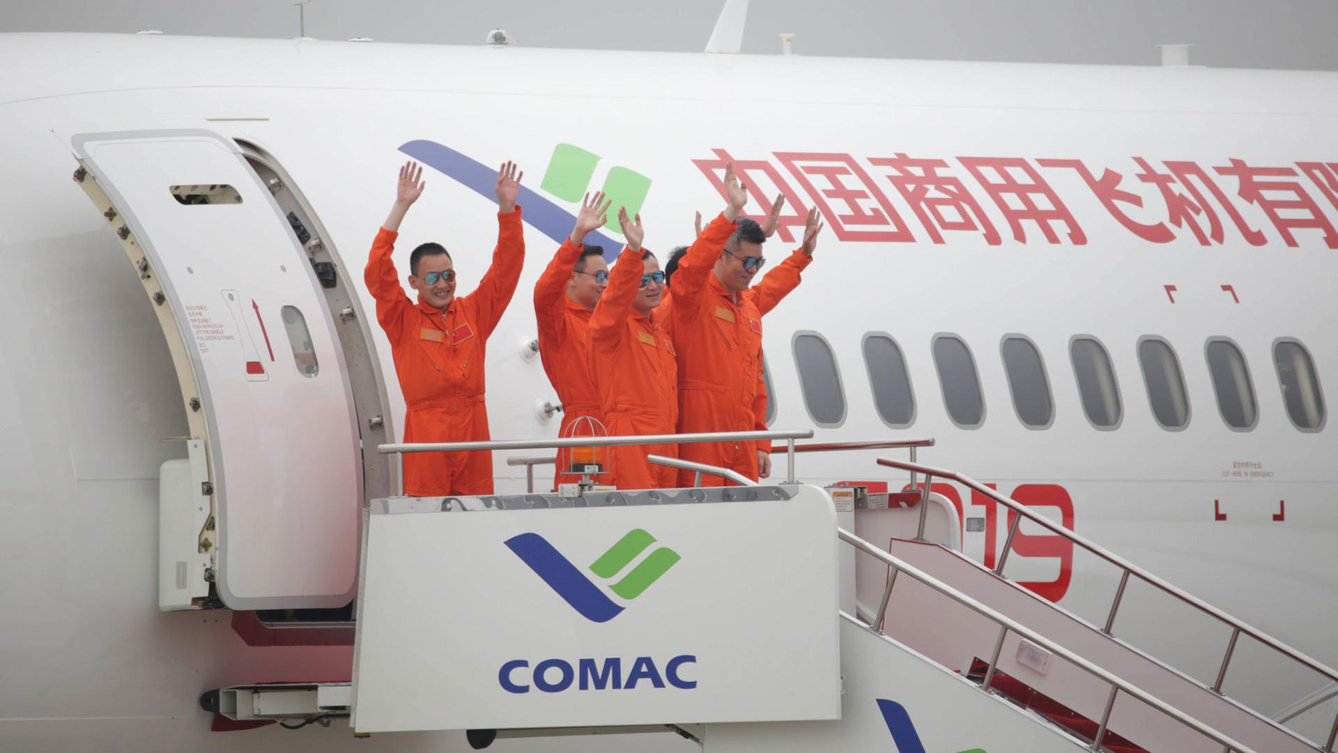 Crew-Mitglieder winken in Schanghai nach dem Jungfernflug der C919, dem ersten vom chinesischen Unternehmen COMAC entwickelten Großflugzeug am 25. Mai 2017. Gestartet war die Maschine in Pudong Crew-Mitglieder winken in Schanghai nach dem Jungfernflug der C919, dem ersten vom chinesischen Unternehmen COMAC entwickelten Großflugzeug am 25. Mai 2017. Gestartet war die Maschine in Pudong