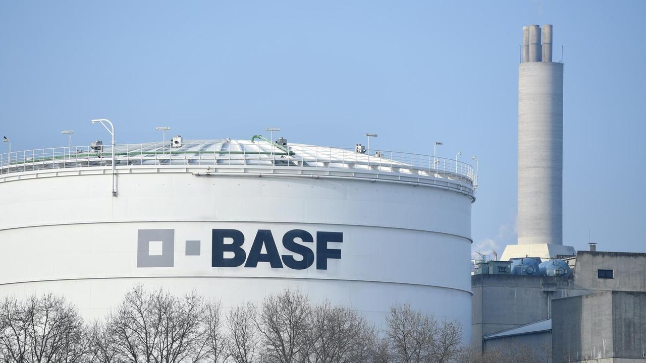 Industrieanlagen stehen am 16.02.2017 in Ludwigshafen (Rheinland-Pfalz) auf dem Werksgelände des Chemiekonzerns BASF. Industrieanlagen stehen am 16.02.2017 in Ludwigshafen (Rheinland-Pfalz) auf dem Werksgelände des Chemiekonzerns BASF.